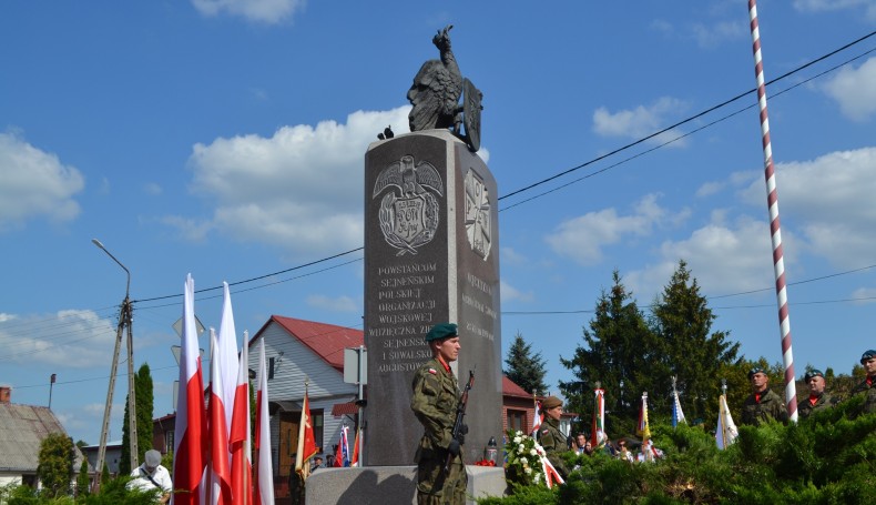 Setna rocznica powstania sejneńskiego przed pomnikiem w Sejnach, fot. Marcin Kapuściński