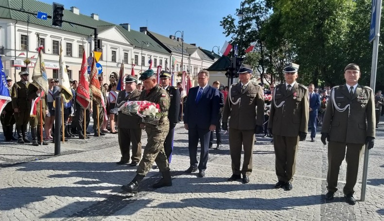 Wręczenie sztandaru Polskiej Organizacji Wojskowej w Suwałkach, fot. Iza Kosakowska