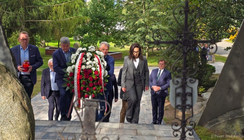 Członkowie sejmowej komisji do spraw rolnictwa i minister rolnictwa Stefan Krajewski złożyli kwiaty w miejscu pamięci w Łomży, 17.09.2025, fot. Paweł Wądołowski