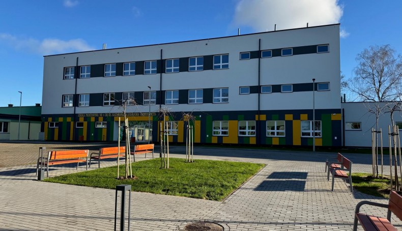 Szkoła Podstawowa nr 4 w Suwałkach powiększyła się o dodatkowy budynek dydaktyczny, 11.04.2024, fot. Anna Auron-Wasilewska