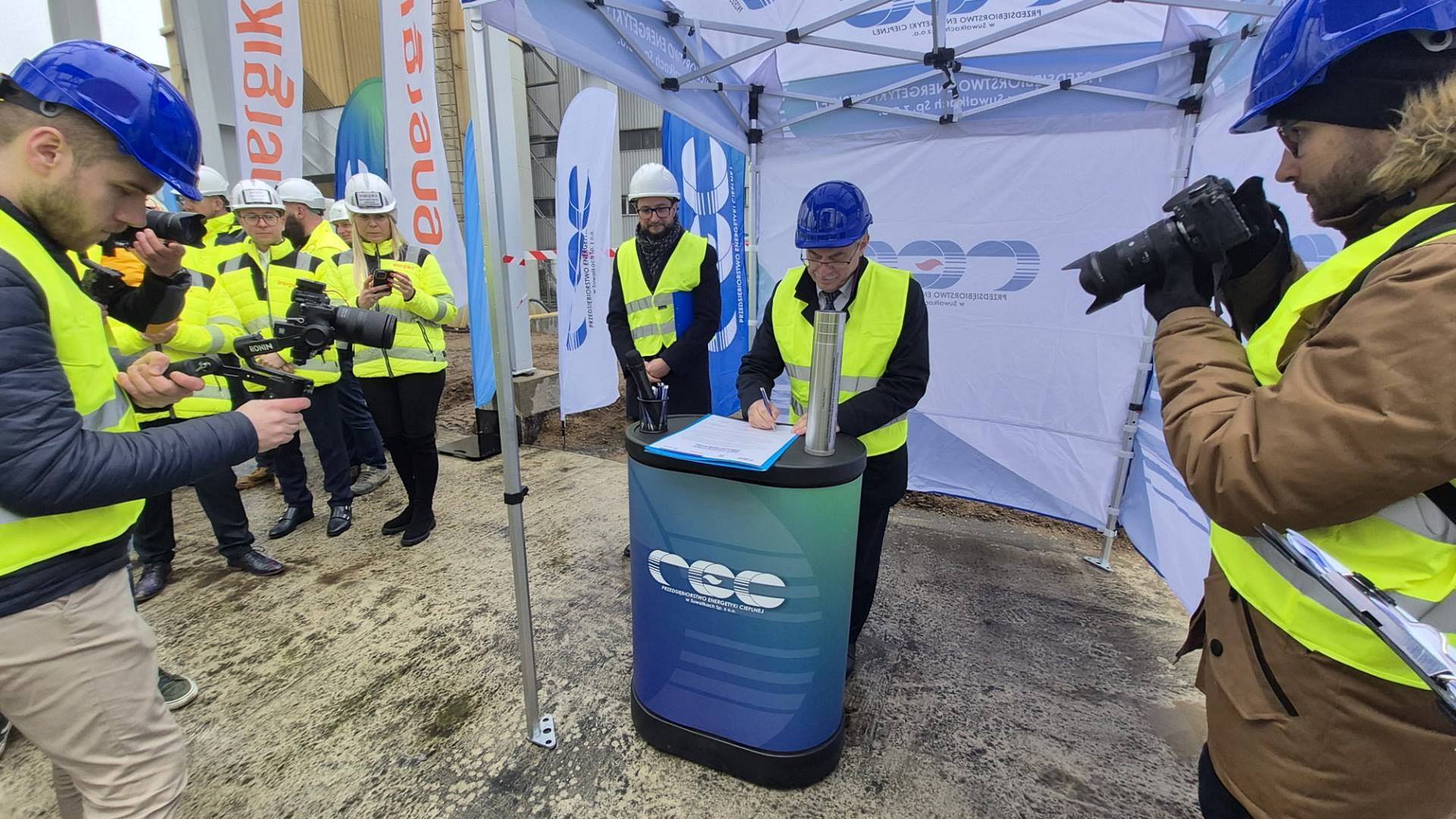 W Przedsiębiorstwie Energetyki Cieplnej w Suwałkach wmurowano akt erekcyjny pod budowę nowych kotłów parowych na biomasę, 11.04.2025, fot. Iza Kosakowska